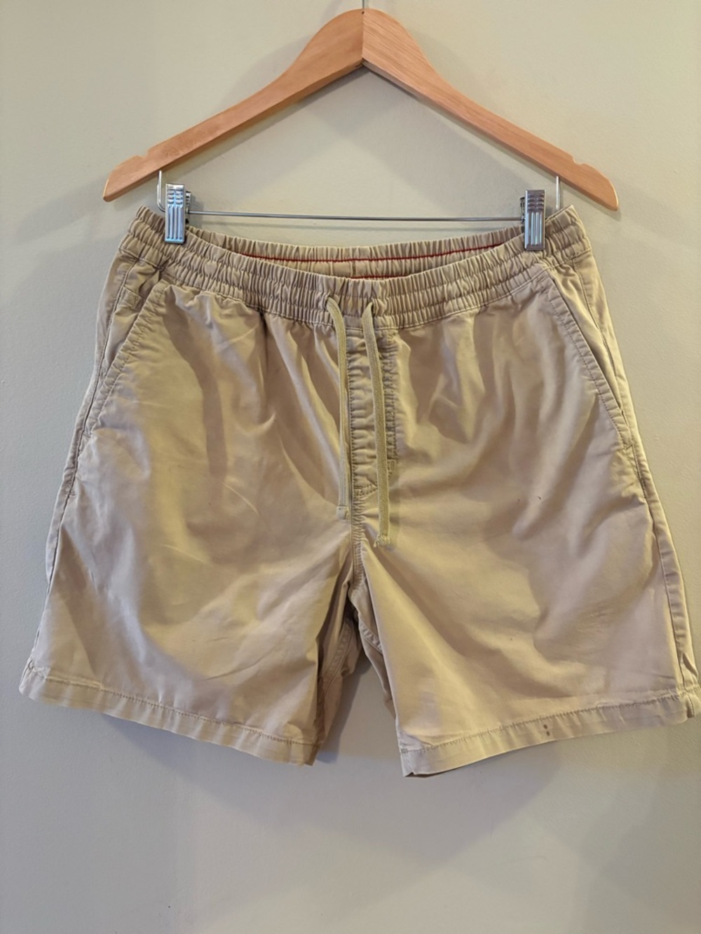 Men’s Vans Beige/Tan Casual Shorts with elastic waist, Sz M.
